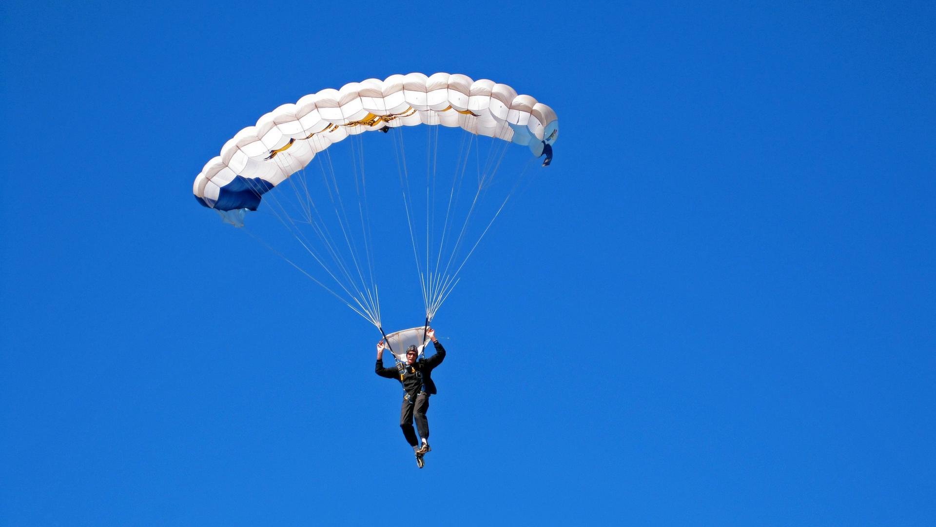 赛场唯一的启示，当铁血团队遇见孤胆英雄