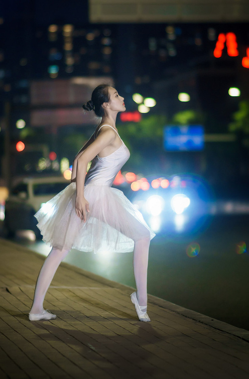 塔图姆跨界爆发！尼克斯对阵掘金中连续得分拉开差距，引爆全场